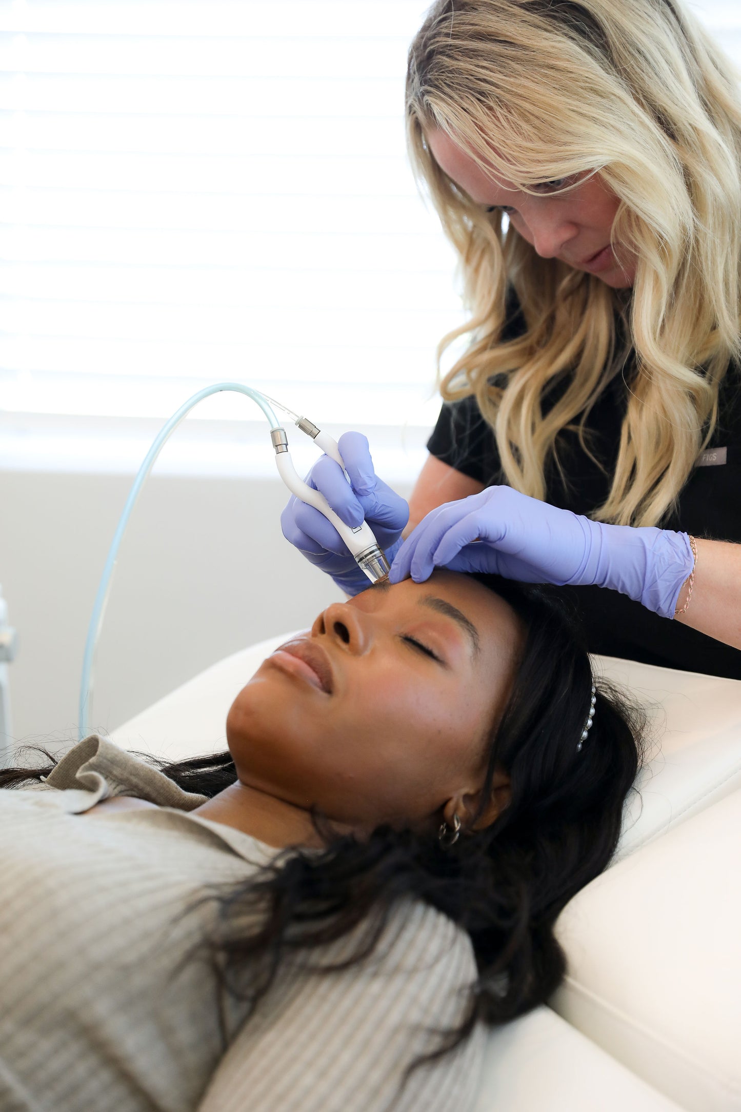 DiamondGlow Infusion + Dermaplane.- Package of 3